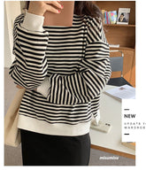 Lockerer, gestreifter, dünner Pullover