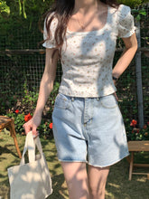 Schmales Hemd mit Blumenmuster und quadratischem Kragen