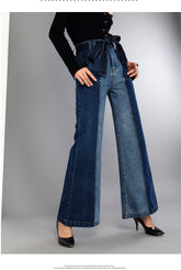 Halbfarbige Jeans mit weitem Bein und Gürtel