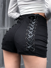 Gothic-Shorts mit hoher Taille und überkreuzten Trägern