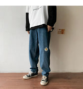 Jeanshose mit Gänseblümchen-Stickerei