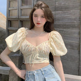 Süße, tief ausgeschnittene, süße Crop-Tops mit freiliegendem Blumenmuster