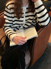 Suéter tipo cárdigan de punto a rayas de manga larga