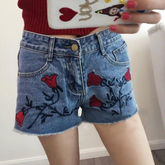 Jeansshorts mit hoher Taille und Rosenstickerei
