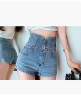 Jeansshorts mit sehr hoher Taille und Knöpfen