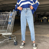 Lässige Jeans mit hoher Taille und knöchellanger Knopfleiste