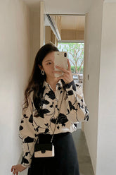 Blusa de manga larga con estampado floral negro