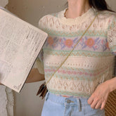 Kurzärmliges Strickhemd mit Blumen- und Hohlsaum