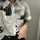 Camisa tipo blusa casual de manga corta con estampado de periódico