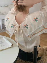 Retro-Bluse mit Blumenstickerei und quadratischem Kragen