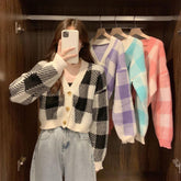 Suéter corto a cuadros con cuello en V y manga larga