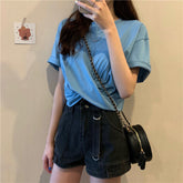 Süße, stilvolle, schmale, unregelmäßige Hemden