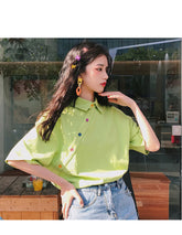 Lässiges buntes Hemd mit unregelmäßigen Knöpfen