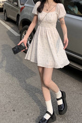 Festliches Sommerkleid mit Puffärmeln und Blumenmuster