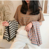 Lässiges, lockeres Hemd im Retro-Streifen-Stil der 90er