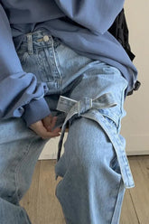 Niedliche lange Jeanshose mit hoher Taille und Schleife