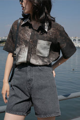 Kurzärmliges Vintage-Blusenhemd in Schwarz mit Batikmuster