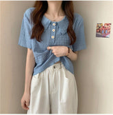 Süßes schmales Hemd mit kleinen Gänseblümchen-Knopf