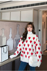 Roter Pullover mit Erdbeer-Volldruck