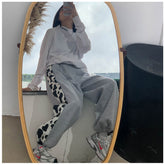 Elastische Jogginghose mit seitlichem Kuhmuster