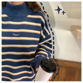 Suéter suelto de punto a rayas con cuello alto