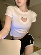 Camisa corta ajustada con agujero en forma de corazón