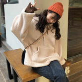 Lockeres, flauschiges Sweatshirt mit Kapuze