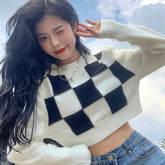 Kurzer Strickpullover mit O-Ausschnitt und schmalem Karomuster