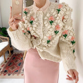 Grober Cardigan mit Blumenmuster und Bommel