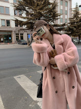 Abrigo peludo de doble botonadura