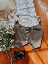 Chaleco con botones de encaje