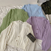 Pastellfarbene, kurze Strickjacke mit Zopfmuster