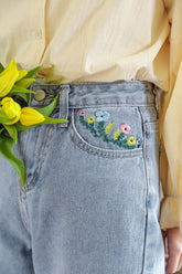 Jeans mit Peek-A-Boo-Stickerei