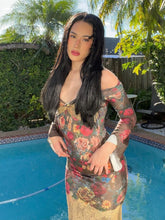 Minikleid mit V-Ausschnitt und langen Ärmeln