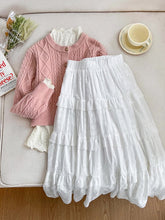 Gestufter Midirock mit Lochstickerei