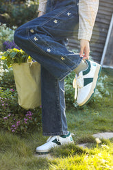 Vaqueros con bordado floral de jazmín