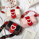 Umhängetasche mit Herzschnalle