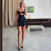 Minikleid mit Stehkragen und Cut-Out-Krawatte vorne - Schwarz
