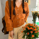 Gehäkelte Strickjacke mit Muschelsaum