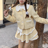 Conjunto de tweed con lazo color crema de mantequilla