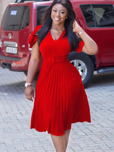 Plissiertes Midikleid mit einfarbigem Gürtel