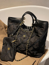 Bolso tote con cadena y diseño enrejado