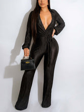 Plissierter Jumpsuit mit tiefem V-Ausschnitt