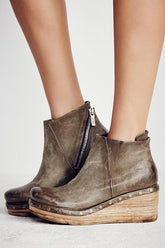 Botas de cuña con cremallera en el tobillo