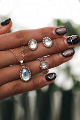 Conjunto de collar, anillo y pendientes de ópalo