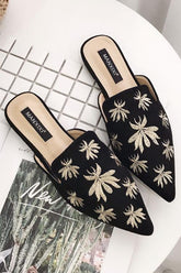 Flache Pantoletten mit Bienenstickerei