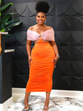 Vestido midi con hombros descubiertos y cortes en bloques de color