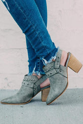 Botas de tacón alto con remaches y recortes