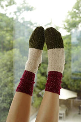 Gehäkelte Socken mit Farbblockdesign