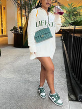 Pulloverkleid mit Buchstaben in Volltonfarbe